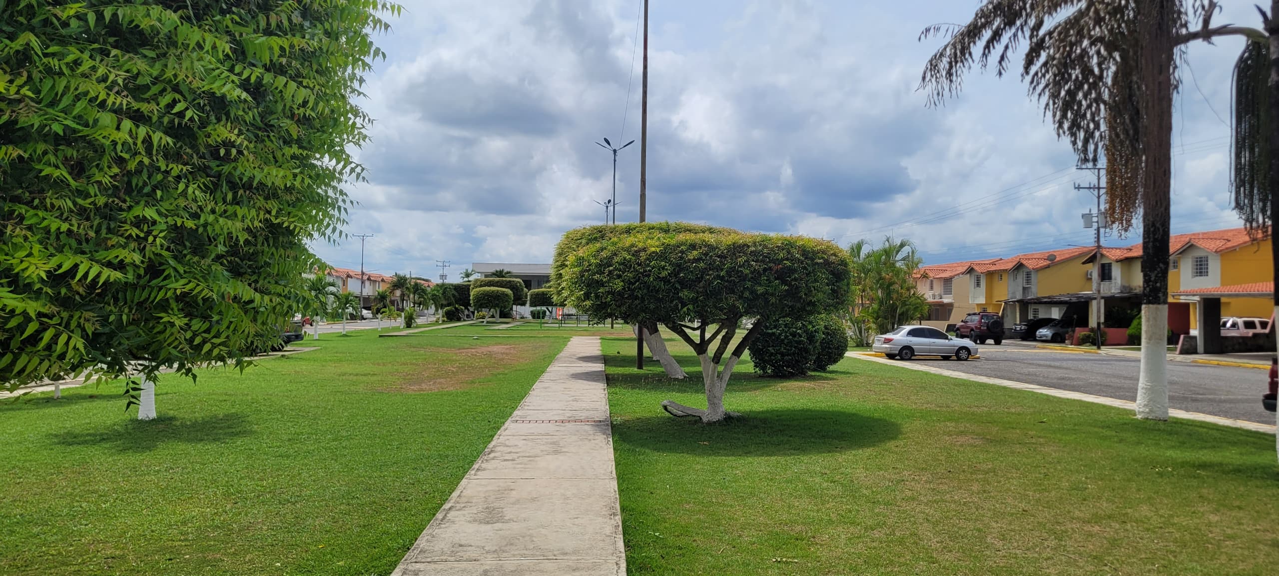 Entrada principal de la urbanización